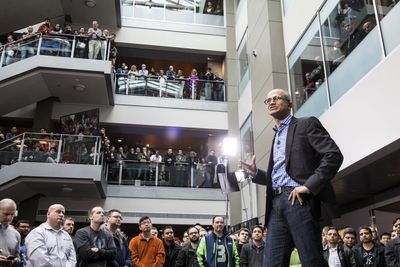 Kan Satya Nadella inspirere Microsofts nær 130000 ansatte? Her gjør han et forsøk på selskapets Seattle-kontor.(Foto:(c) Microsoft/Handout/Corbis/All Over Press)