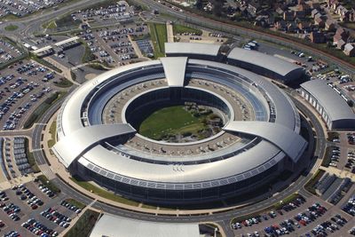 GCHQ brøt loven ved å ikke informere publikum om detaljene rundt sitt samarbeid med NSA, har retten bestemt.