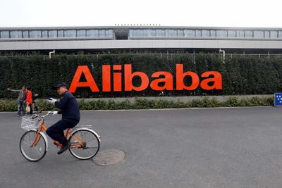 En syklist passerer Alibabas hovedkvarter i Hangzhou, Kina.