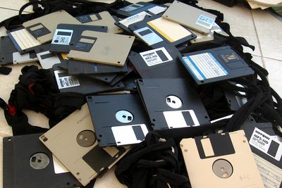 Disketter har skapt mye problemer for brukerne gjennom årene, men i disketthistoriene nedenfor er problemene svært så selvforskyldte. Bildet viser en haug med «moderne» 3,5 tommers disketter. 