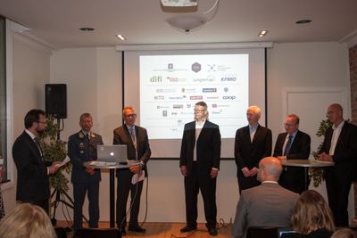 Felles dugnad: (Fra v.) direktør Roger Johansen i NorSIS, nestkommanderende i Cyberforsvaret brigader Kurt Pedersen, NSM-sjef Kjetil Nilsen, FinansCERT-direktør Morten Tandle, Andreas Havsberg fra Nordea, statssekretær Gjermund Hagesæter (Frp) i justisdep. og Coops konsernsjef Geir Inge Stokke.