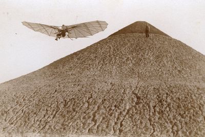 Otto Lilienthal flyr fra Fliegeberg sør i Berlin i 1894. Bildet av flypioneren er tatt av en fotopioner, Ottomar Anschütz.