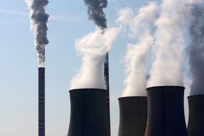 MIT-forskere har klart å omgjøre røykgassene som blant annet kommer fra kraftverk, søppelfyllinger og stålverk til eddiksyre og så til olje.