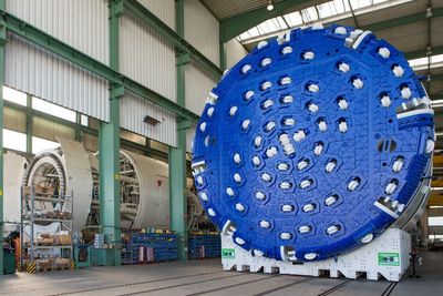 Den første av totalt fire TBMer står ferdig på fabrikken i Frankfurt. I juni ankommer maskinen Åsland og settes sammen i løpet av tre måneder