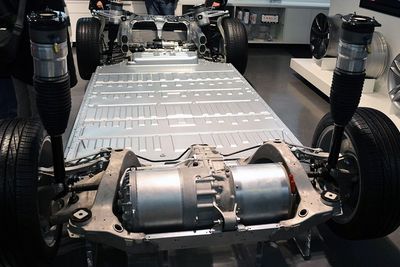 Bildet viser batteripakken til en Tesla Model S.