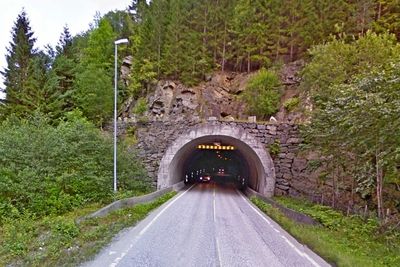 Gudvangatunnelen som ble åpnet i 1992, er Norges nest lengste vegtunnel. De som vil oppgradere den, må gi anbud innen 28. april.