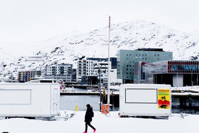 I Finnmark var det forventninger til at NTP skulle gi bedre infrastruktur, både på vei og flyplass, særlig knyttet til Hammerfest. Her er Hammerfest sentrum på vårparten i fjor.