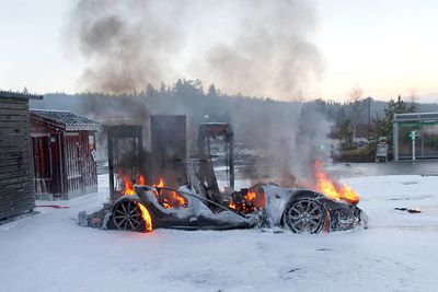 En Tesla Model S 2014-modell ble totalskadd etter at den tok fyr under lading på en hurtigladestasjon på Brokelandsheia i Gjerstad kommune i Aust-Agder i desember i fjor.