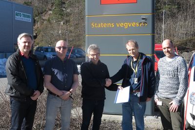 Fra Paneda, Per Olav Svendsen, Oddvar Flølo og Geir Gjørsvik Fra Statens vegvesen, Jan Øyvind Pedersen og Gert Albrecht For mer informasjon: Geir Gjørsvik, adm. direktør Paneda-Gruppen geir@paneda.no +4745027175 FAKTABOKS: