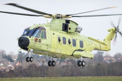 Første flygning med det første norske AW101-redningshelikopteret ved AW-fabrikken i Yeovil 21. mars.