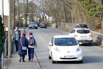 Selv i påsken kan det være liten plass på fortauet langs Ekebergveien. I rushtiden på en vanlig hverdag er det ofte skikkelig trengsel.