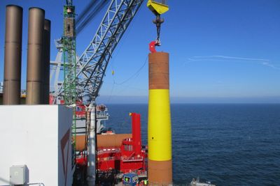 Her blir den første monopælen i Statoils neste havvindpark Dudgeon montert utenfor Norfolk, Øst i England.