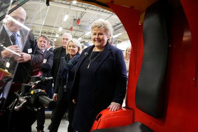 Statsminister Erna Solberg tar en titt inni Paxter - som skal produseres i en ny fabrikk i Sarpsborg.