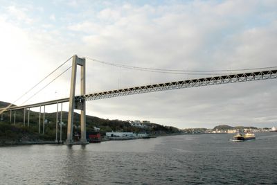 Viaduktene på Nærøysundbrua ved Rørvik i Nord-Trøndelag har utvidet seg på grunn av vanninntrenging etter alkaliereaksjoner. Det fører til at fugene låser seg. Den som får vedlikeholdskontrakten, må reparere denne skaden.