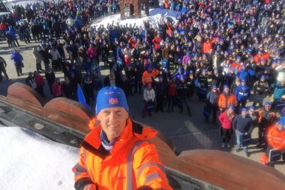 Adm dir Kent Jensen med alle ansatte i bakgrunn. Bilde er tatt fra taket på Storefjell hotell.