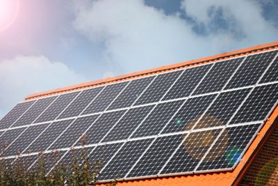 Med det gunstigste scenariet i Norge i dag vil det ta 17 år å tjene inn investeringen i et solcelleanlegg, ifølge en rapport fra WWF og Accenture.