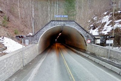 Den 621 meter lange Høgenheitunnelen var den lengste tunnelen på E18 mellom Oslo og Arendal da den ble åpnet i 1962. Etter 54 års tjeneste må den oppgraderes. Anbudsfristen er 26. mai. (Foto: Google)