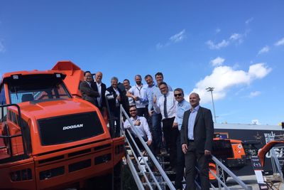 En mannsterk delegasjon med representanter fra Hæhre, Doosan og den norske forhandleren Rosendal Maskin.