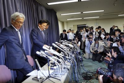 Direktør i Mitsubishi Motors Corp Tetsuro Aikawa (andre fra venstre) la onsdag frem informasjon om at også Mitsubishi skal ha jukset med utslippstester.