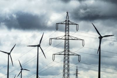 Kina har satt bremsene på for ny vindkraftutbygging. Også i Europa og Norden gir den ustabile vindkraften av og til negative strømpriser.