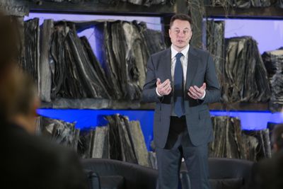 Elon Musk er ikke kjent for å være redd for å spå om fremtiden. Her fra et besøk i Oslo.