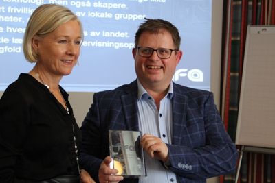Ingvild Johansen, styrelder i NFA, overrekker NFA-prisen til organisasjonen Lær kidsa koding, ved Simen Sommerfeldt.