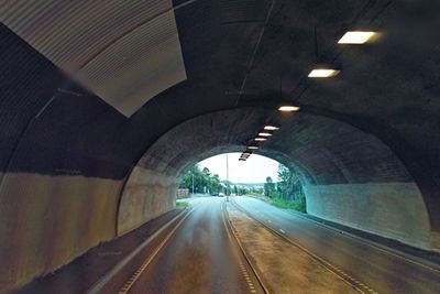 Det gamle aluminiumshvelvet er overmodent for utskifting. Bildet viser østre tunnelåpning og hvelvet innenfor. De som vil erstatte hvelvet med PE-skum, må gi anbud innen 27. mai.