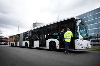 Den nye Mercedes-bussen som var på testkjøring i Oslo i dag er 21 meter lang og har plass til over 190 passasjerer.