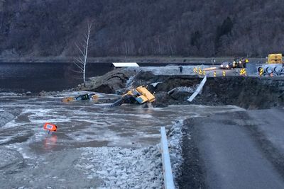 To gravemaskiner ble skylt ut i Granvinsvannet da et veistykke på riksvei 13 mellom Granvin og Voss raste ut onsdag kveld. Ingen personer ble skadd. Det jobbes for tiden med gravearbeider på strekningen.