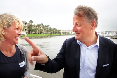 Tett på: DNB-sjef Rune Bjerke tok med seg 70 norske gjester under OTC på båttur søndag. Her i samtale med Annelin Tangen fra Forus Næringspark. Foto: Tormod Haugstad.