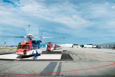 S-92A foran EC225 fra CHC Helikopter Service på Sola.