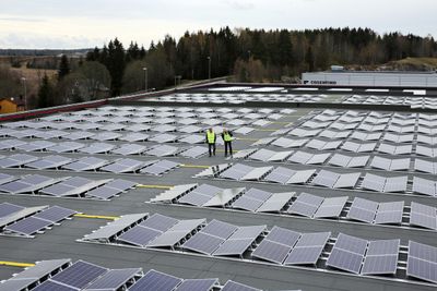 På taket av Norges største fryseboks er det nylig montert 2588 solcellepanel. Installasjonen nær tredobler det som allerede er Norges største solcelleanlegg på Askos lagertak på Vestby.