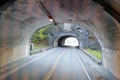 I to korte tunneler på riksveg 354 blir det total utskifting av vann- og frostsikring og det elektriske anlegget. Fortauene blir utvidet på bekostning av kjørebanen. (Foto: Google)