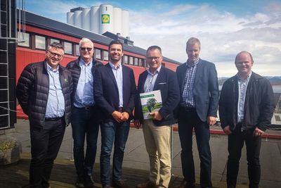 Jostein Susort (Ettermarkedssjef FKRA), Jon Magne Torsteinbø (Salgssjef Traktor og redskap FKRA), Hallvard Vikeså (Direktør maskin FKRA), Erik Sollerud (Daglig leder PE), Jarle Kleppan (Salgsdirektør PE), Ole-Petter Holene (Servicedirektør PE)