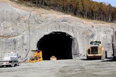 27. oktober i fjor var det gjennomslag i den 5 770 meter lange Filefjelltunnelen. De som vil levere og montere det elektriske anlegget, må gi anbud innen 13. juni. Bildet viser vestre påhugg.