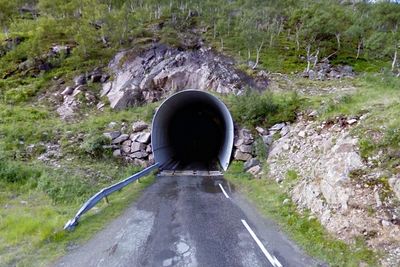 De karakteristiske portalene av platehvelv i hver ende av Sifjordskaret tunnel vil bli beholdt, men mellom dem blir det total fornyelse. Bildet viser søndre portal.