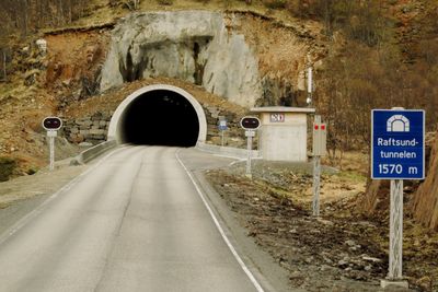 Den 1 570 meter lange Raftsundtunnelen på E10 i Hadsel kommune, inngår i Lofotens fastlandsforbindelse (Lofast) som ble åpnet i desember 2007. Den er en av 15 tunneler i Midtre Hålogaland vest som trenger vedlikehold.