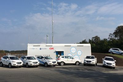 Disse sju Hyundai ix35 FCEV vil ikke kunne fylle tanken etter hverandre på denne hydrogenstasjonen i Korsør ved Storebælt.