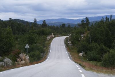 Rv 9 i Aust-Agder får litt av ekstramidlene som nå kommer i fornindelse med revidert nasjonalbudsjett.