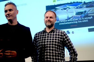 Redaktør Svein-Erik Hole i tu.no tok i mot prisen sammen med multimedie-sjef Eirik Helland Urke.