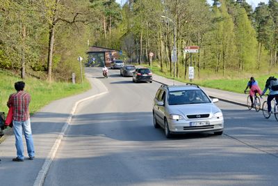 Tilbudet til myke trafikanter er ikke mye å skryte av, men fotgjengere og syklister tar seg til og fra Bygdøy likevel.