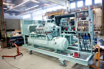 En typisk Teknotherm-kjølemaskin med tilhørende eltavle. Det er eltavle-produksjonen som nå er hentet hjem til Norge.