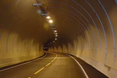 Den 332 meter lange Sædalstunnelen på fylkesveg 188 i Bergen skal vedlikeholdes av den som får tunnelkontrakten. Som flere andre tunneler med liten trafikk, er den sikret mot vann og frost med Giertsen-duk