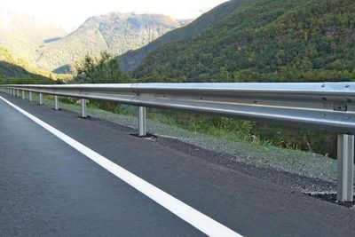 Rekkverkene skal bli flere og bedre langs fylkesveiene i Trøndelag.