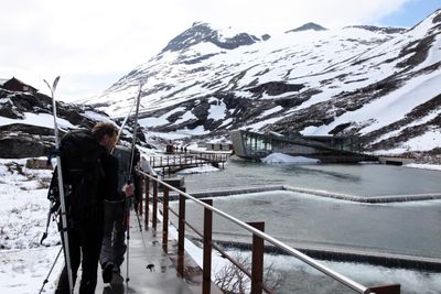 For den som ikke er lei av vinteren, kan en skitur fra toppen av Trollstigen være mulig fra i dag. Men da må det kjøres via Valldal. Svingene mellom Trollstigplatået og Åndalsnes er fortsatt stengt.