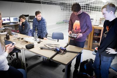 Ascend-teamet i ferd med å montere en ny drone. Fra venstre: Emilie Udnæs, Håkon Flatval, Marius Maaland, Christian Wilhelmsen og Martin Sollie.