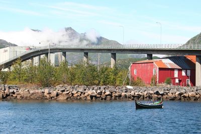 Svinøybrua er et kjent landemerke i Svolvær. Den er i forbausende god stand etter 52 års bruk, men nå trenger den rehabilitering.