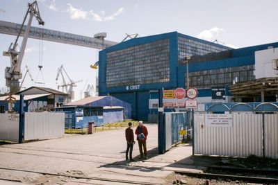 Her, på Crist-verftet i Gdynia i Polen, avslørte Vice-reporterne at det benyttes nordkoreanske tvangsarbeidere. Crist bekrefter nå for Teknisk Ukeblad at de bruker nordkoreanske arbeidere, men avviser dårlige arbeidsforhold.