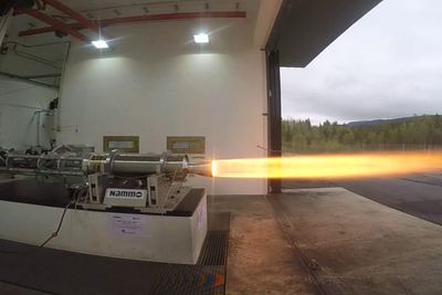 Testfyring av den første produksjonsklare hybridrakettmotoren 19. mai.