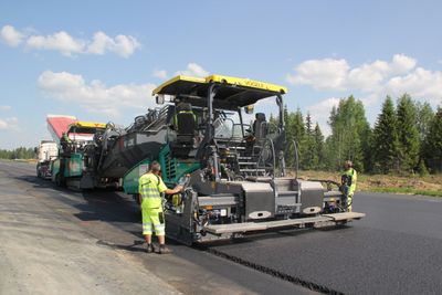 Stange Asfalt i gang med leggingen av bindlaget på Gardermoen Raceway. Selve slitelaget legges helt kontinuerlig.